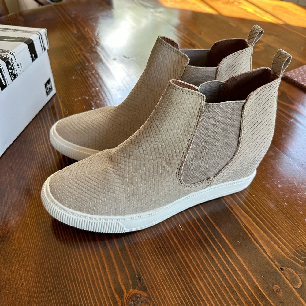 Dolce Vita shoes - BRAND NEW size 8.5 Women’s with hidden wedge heel inside (2”)
